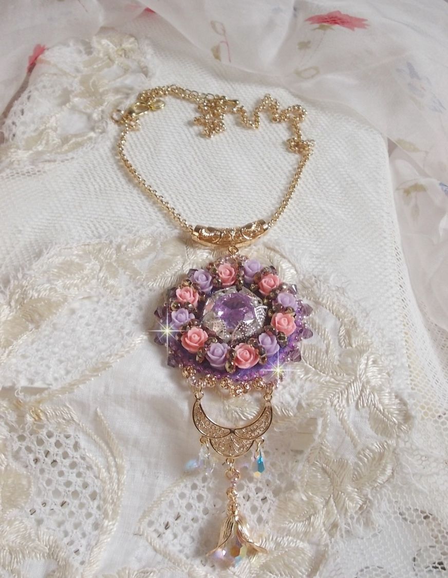 Collana pendente Ice Purple ricamata con cristalli Swarovski 