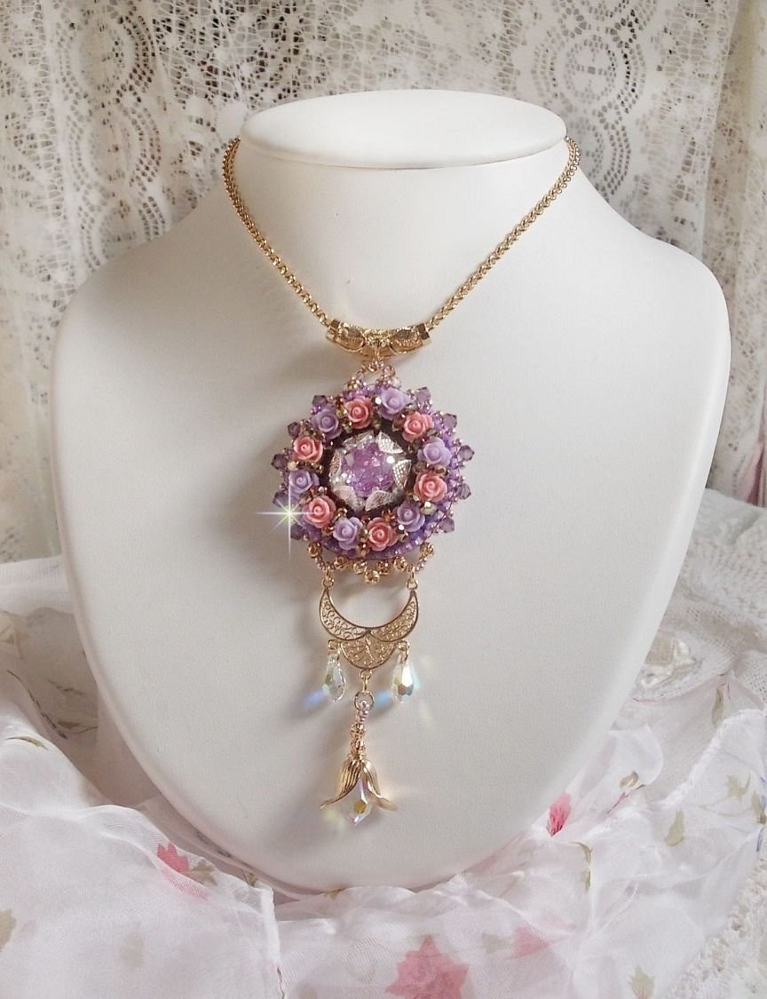 Collana pendente Ice Purple ricamata con cristalli Swarovski 