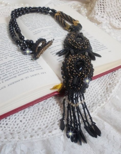 Ciondolo Black Habit ricamato con pietre rotonde di Onice, pendenti sfaccettati, perline cilindriche sfaccettate, sfaccettature e perline di qualit&agrave;.