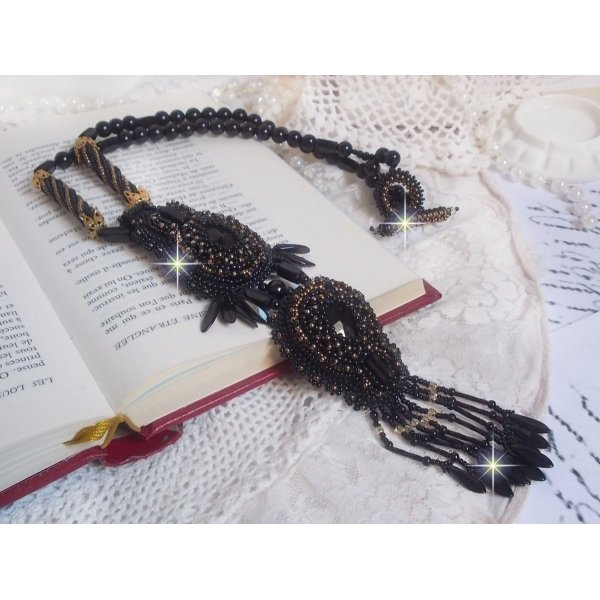 Ciondolo Black Habit ricamato con pietre rotonde di Onice, pendenti sfaccettati, perline cilindriche sfaccettate, sfaccettature e perline di qualit&agrave;.