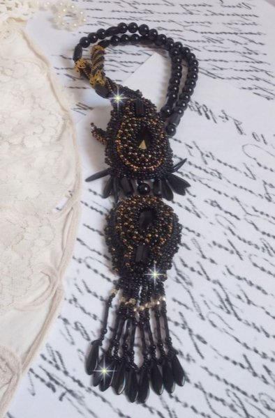 Ciondolo Black Habit ricamato con pietre rotonde di Onice, pendenti sfaccettati, perline cilindriche sfaccettate, sfaccettature e perline di qualit&agrave;.