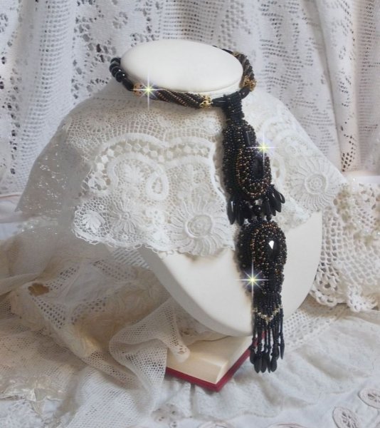 Ciondolo Black Habit ricamato con pietre rotonde di Onice, pendenti sfaccettati, perline cilindriche sfaccettate, sfaccettature e perline di qualit&agrave;.