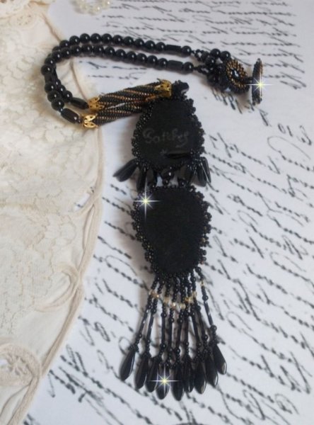 Ciondolo Black Habit ricamato con pietre rotonde di Onice, pendenti sfaccettati, perline cilindriche sfaccettate, sfaccettature e perline di qualit&agrave;.