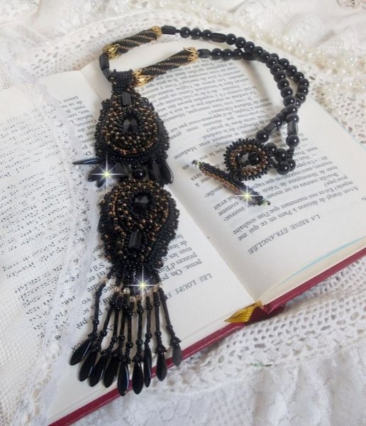 Ciondolo Black Habit ricamato con pietre rotonde di Onice, pendenti sfaccettati, perline cilindriche sfaccettate, sfaccettature e perline di qualit&agrave;.