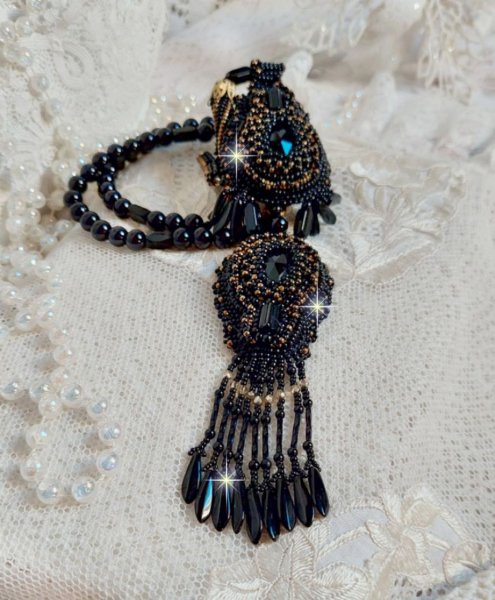 Ciondolo Black Habit ricamato con pietre rotonde di Onice, pendenti sfaccettati, perline cilindriche sfaccettate, sfaccettature e perline di qualit&agrave;.