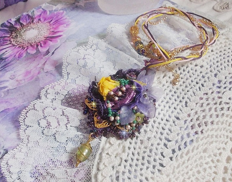 Ciondolo Lady Romantic ricamato con pizzo viola, accessori placcati oro, perline Miyuki, perline di varie qualit&agrave;