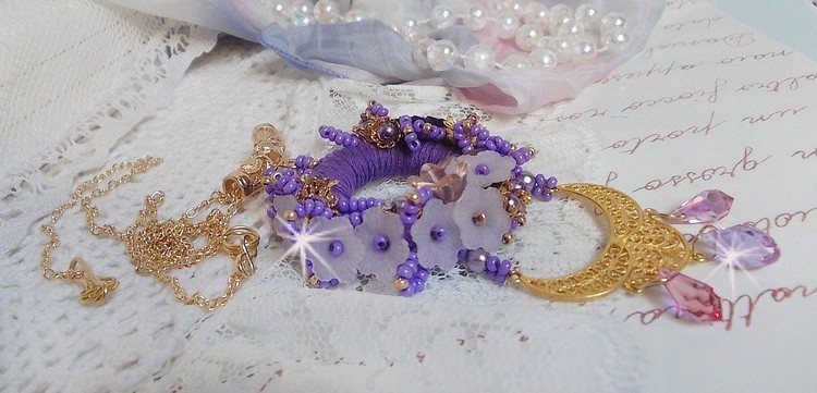 Collana con ciondolo Laureline ricamata con cotone DMC viola, cristalli Swarovski e fiori smerigliati.