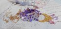 Collana con ciondolo Laureline ricamata con cotone DMC viola, cristalli Swarovski e fiori smerigliati.