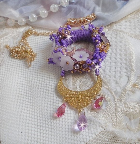 Collana con ciondolo Laureline ricamata con cotone DMC viola, cristalli Swarovski e fiori smerigliati.