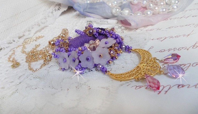 Collana con ciondolo Laureline ricamata con cotone DMC viola, cristalli Swarovski e fiori smerigliati.