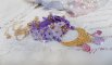 Collana con ciondolo Laureline ricamata con cotone DMC viola, cristalli Swarovski e fiori smerigliati.