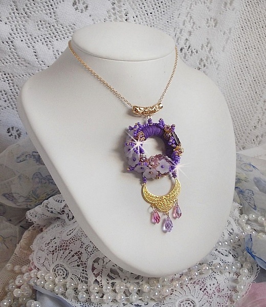 Collana con ciondolo Laureline ricamata con cotone DMC viola, cristalli Swarovski e fiori smerigliati.