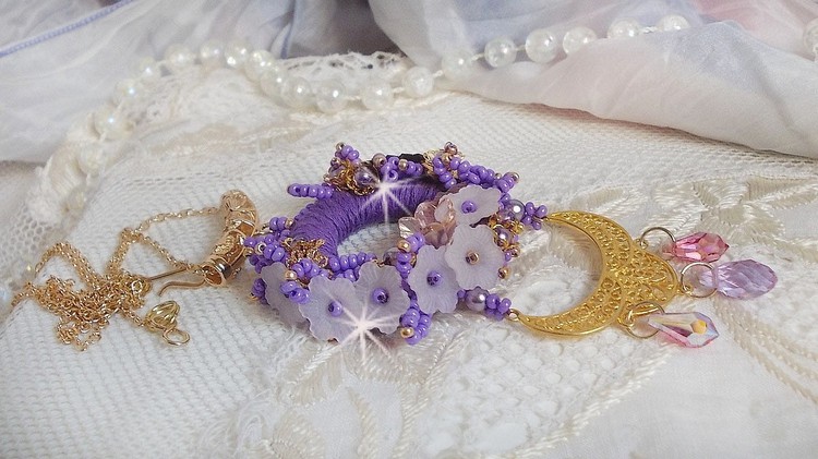 Collana con ciondolo Laureline ricamata con cotone DMC viola, cristalli Swarovski e fiori smerigliati.