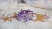 Collana con ciondolo Laureline ricamata con cotone DMC viola, cristalli Swarovski e fiori smerigliati.