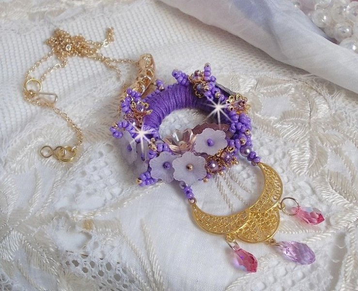 Collana con ciondolo Laureline ricamata con cotone DMC viola, cristalli Swarovski e fiori smerigliati.