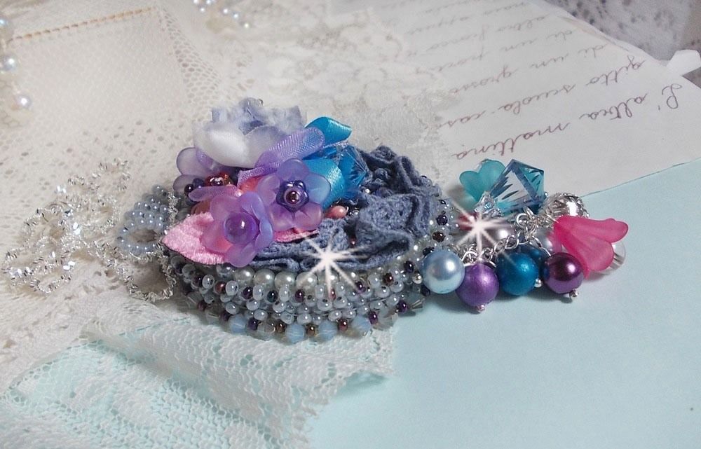Ciondolo Mademoiselle Bluse Haute-Couture ricamato con cristalli Swarovski, fiori in resina, perle, perline e catena in argento 925.