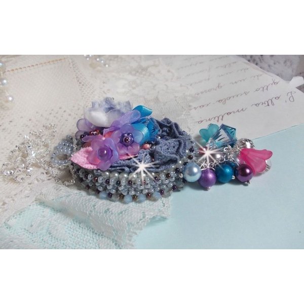 Ciondolo Mademoiselle Bluse Haute-Couture ricamato con cristalli Swarovski, fiori in resina, perle, perline e catena in argento 925.