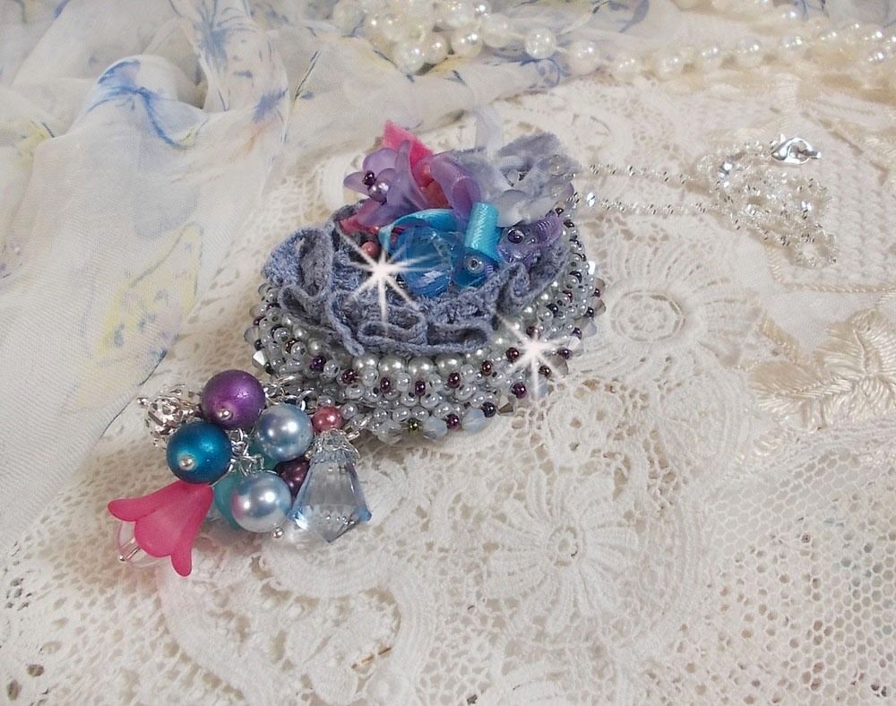 Ciondolo Mademoiselle Bluse Haute-Couture ricamato con cristalli Swarovski, fiori in resina, perle, perline e catena in argento 925.