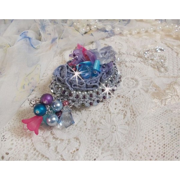 Ciondolo Mademoiselle Bluse Haute-Couture ricamato con cristalli Swarovski, fiori in resina, perle, perline e catena in argento 925.