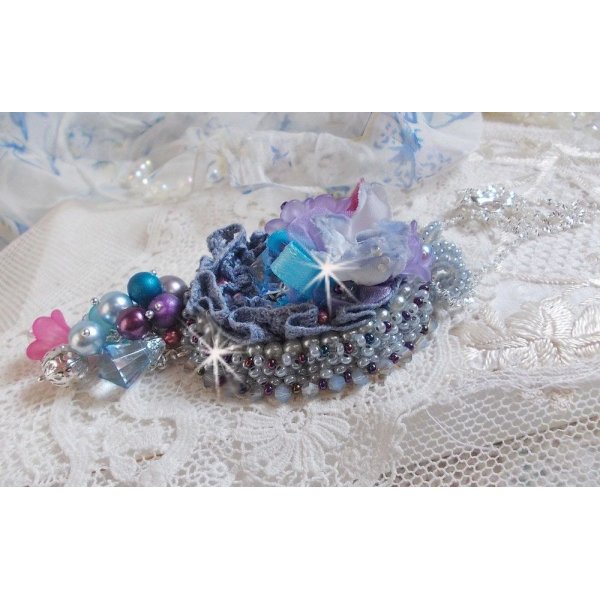 Ciondolo Mademoiselle Bluse Haute-Couture ricamato con cristalli Swarovski, fiori in resina, perle, perline e catena in argento 925.