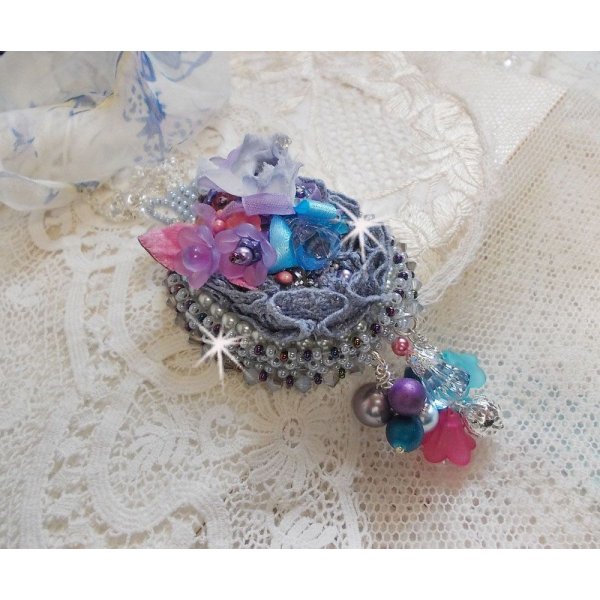 Ciondolo Mademoiselle Bluse Haute-Couture ricamato con cristalli Swarovski, fiori in resina, perle, perline e catena in argento 925.