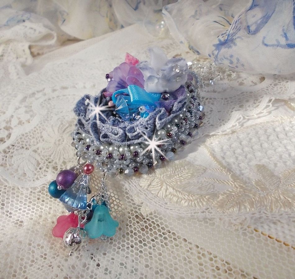 Ciondolo Mademoiselle Bluse Haute-Couture ricamato con cristalli Swarovski, fiori in resina, perle, perline e catena in argento 925.