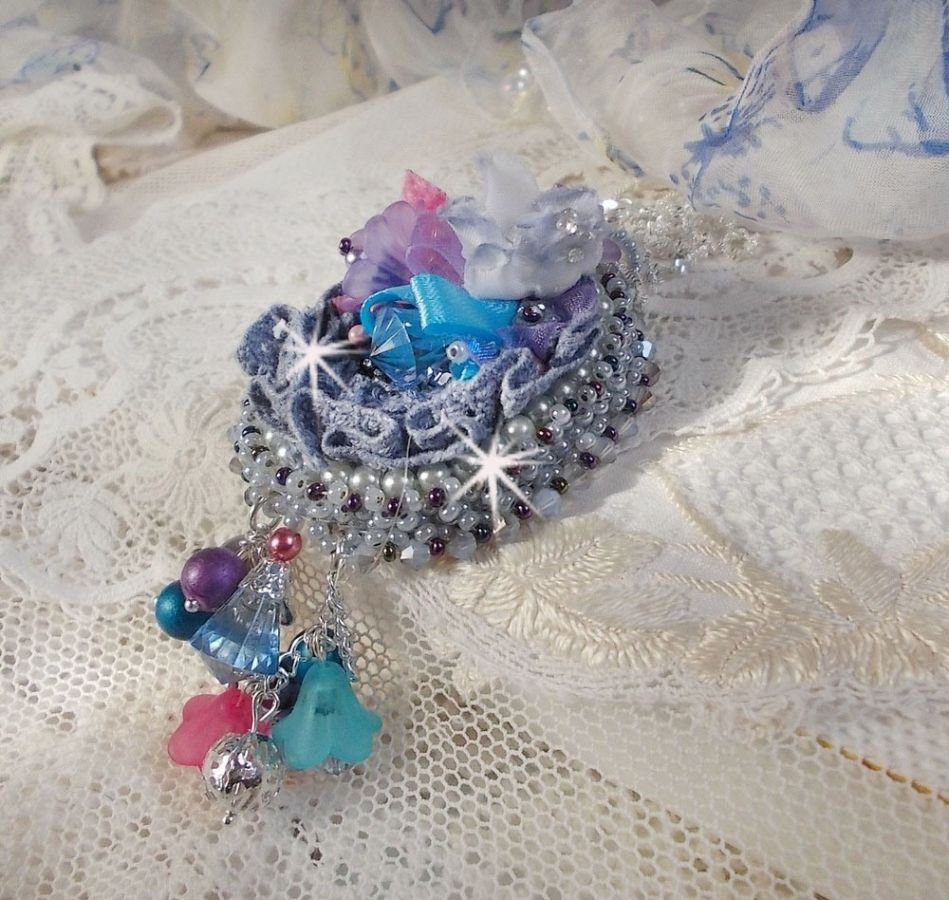 Ciondolo Mademoiselle Bluse Haute-Couture ricamato con cristalli Swarovski, fiori in resina, perle, perline e catena in argento 925.