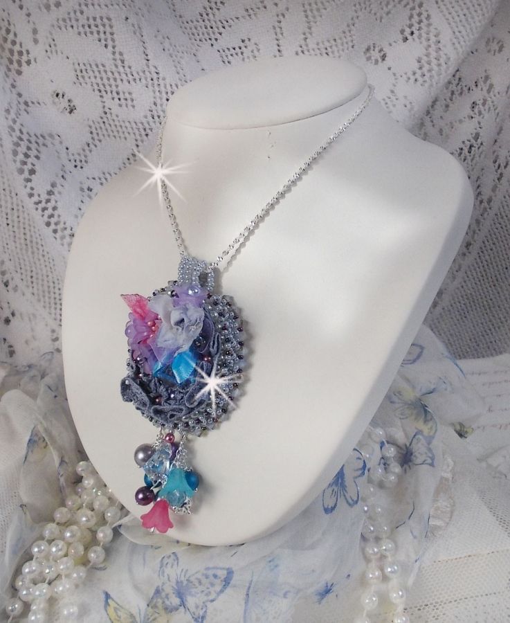 Ciondolo Mademoiselle Bluse Haute-Couture ricamato con cristalli Swarovski, fiori in resina, perle, perline e catena in argento 925.