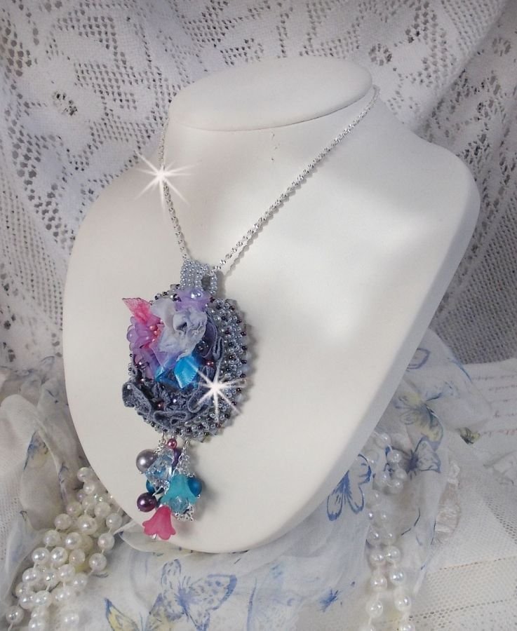 Ciondolo Mademoiselle Bluse Haute-Couture ricamato con cristalli Swarovski, fiori in resina, perle, perline e catena in argento 925.