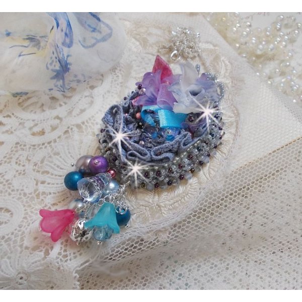 Ciondolo Mademoiselle Bluse Haute-Couture ricamato con cristalli Swarovski, fiori in resina, perle, perline e catena in argento 925.