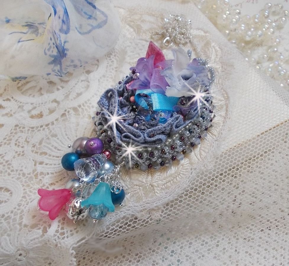 Ciondolo Mademoiselle Bluse Haute-Couture ricamato con cristalli Swarovski, fiori in resina, perle, perline e catena in argento 925.