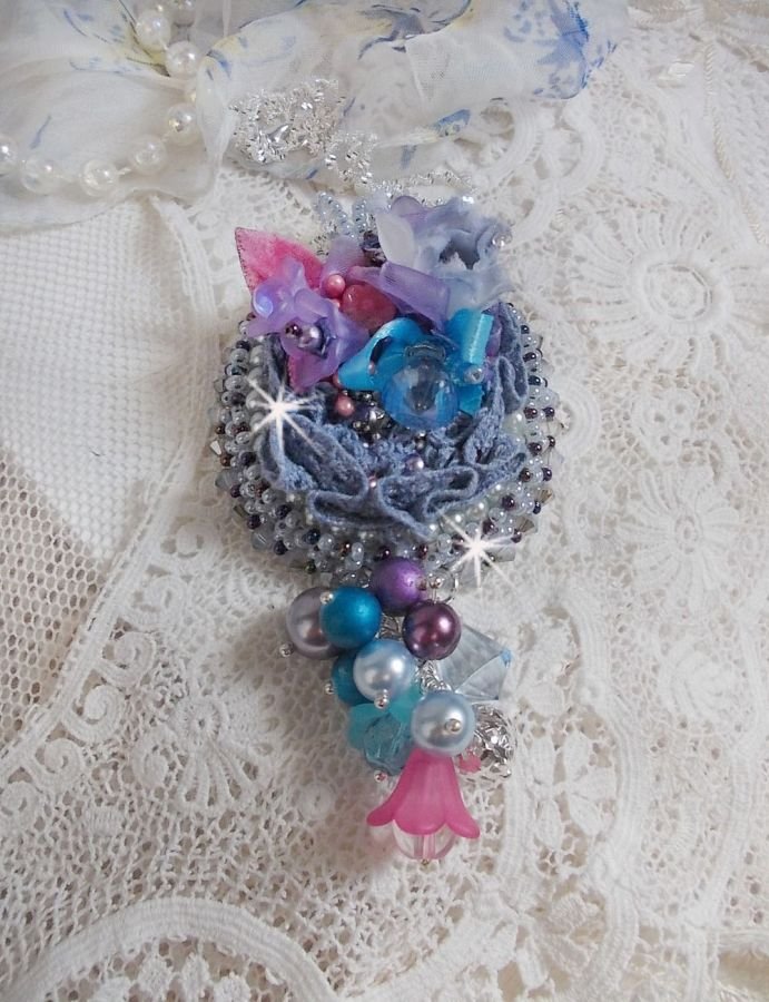 Ciondolo Mademoiselle Bluse Haute-Couture ricamato con cristalli Swarovski, fiori in resina, perle, perline e catena in argento 925.
