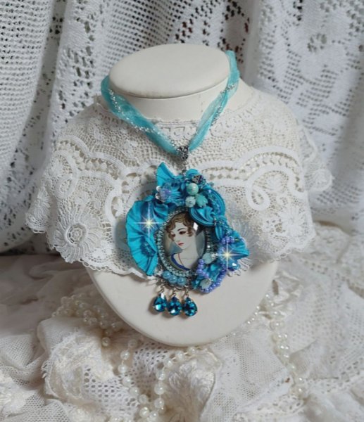 Pendentif Mademoiselle au style r&eacute;tro avec cabochon d&rsquo;une femme souriante, orn&eacute; d&rsquo;un ruban de soie Bleu, cristaux, perles verre : rocailles et roses, coupelles et cha&icirc;ne Argent 925/1000