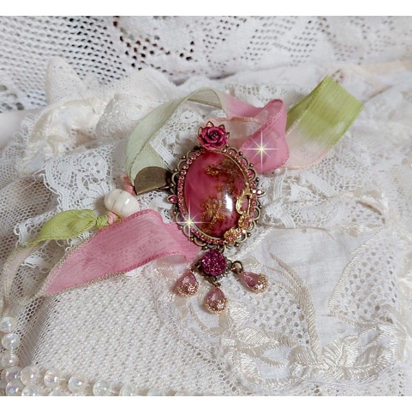 Pendentif Pampelone Fuchsia Haute Couture avec un cabochon artisanal et feuilles d&rsquo;or, orn&eacute; de strass, cristaux Roses, rose en r&eacute;sine, breloques, entretoises dentelles, Murano et ruban de soie