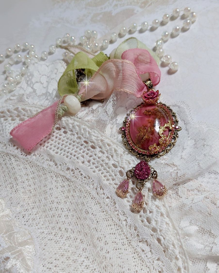 Pendentif Pampelone Fuchsia Haute Couture avec un cabochon artisanal et feuilles d’or, orné de strass, cristaux Roses, rose en résine, breloques, entretoises dentelles, Murano et ruban de soie