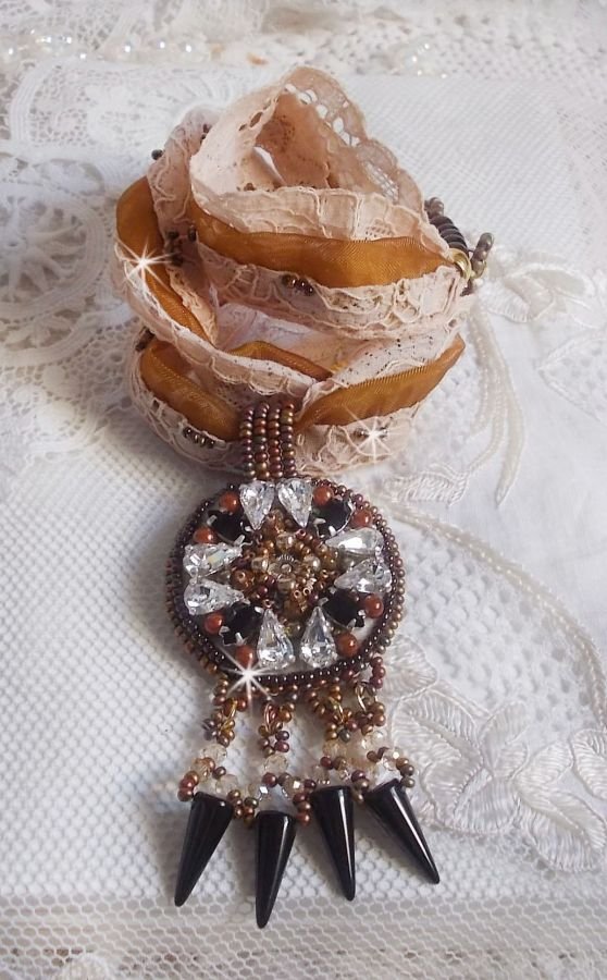 Pendentif Pampilles Amber brodé avec des Cristaux de Swarovski, des facettes Antique, des spikes noires, une estampe dorée filigranée, des rocailles et de la dentelle ancienne