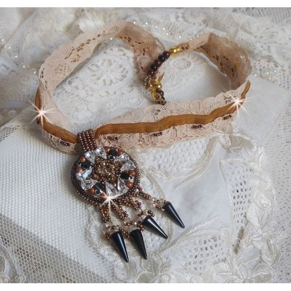 Pendentif Pampilles Amber brod&eacute; avec des Cristaux de Swarovski, des facettes Antique, des spikes noires, une estampe dor&eacute;e filigran&eacute;e, des rocailles et de la dentelle ancienne