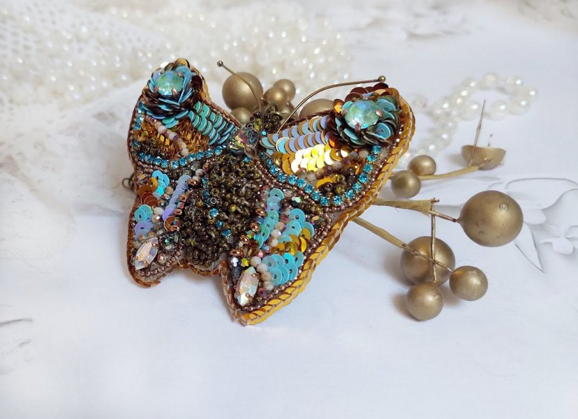 Pendentif Papillon Sauvage Ombr&eacute; brod&eacute; avec rocailles, sequins, strass et perles Cristal Swarovski
