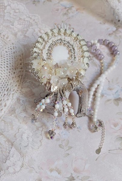 Pendentif Nuages Blancs brod&eacute; avec fleurs en r&eacute;sine, cabochon verre, perles de Jade, dentelle et perles cristal Swarovski