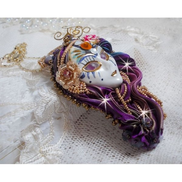 Ciondolo La Passionn&eacute;e de Venise ricamato con nastro di seta Shibori, perle di Sugilite semipreziosa, cristalli e perline varie.
