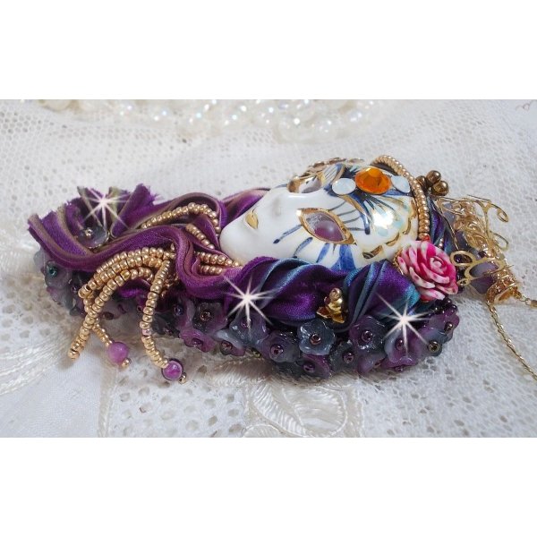 Ciondolo La Passionnée de Venise ricamato con nastro di seta Shibori, perle di Sugilite semipreziosa, cristalli e perline varie.