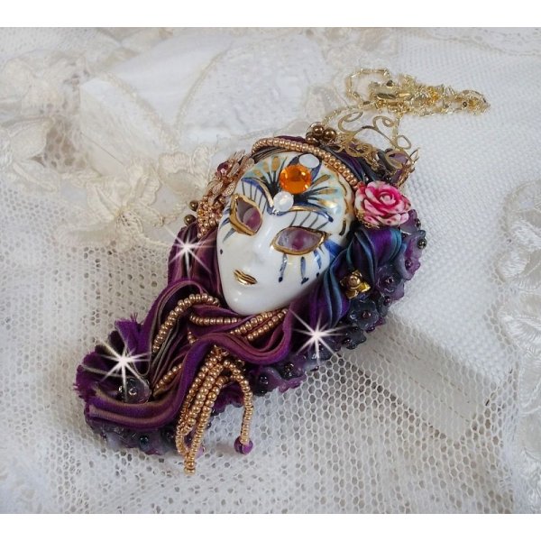 Ciondolo La Passionn&eacute;e de Venise ricamato con nastro di seta Shibori, perle di Sugilite semipreziosa, cristalli e perline varie.