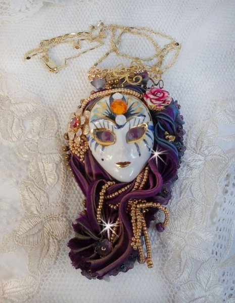 Ciondolo La Passionn&eacute;e de Venise ricamato con nastro di seta Shibori, perle di Sugilite semipreziosa, cristalli e perline varie.