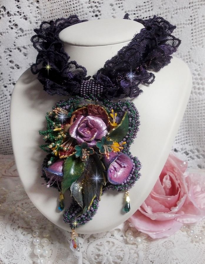 Ciondolo Haute-Couture Flower Poetry ricamato con fiori di porcellana, pizzo viola antico, cristalli, perle di semi con accessori in argento 925 e placcati oro