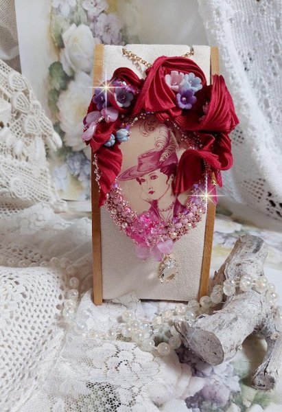 Pendentif Pretty Lady brod&eacute; avec ruban de soie, cabochon ovale r&eacute;sine, perles cristal Swarovski, perles verre et cha&icirc;ne plaqu&eacute; or