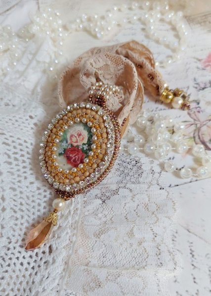 Collana con ciondolo Reflets de Ros&eacute;e, perle perlate, cristalli Swarovski e pizzo.