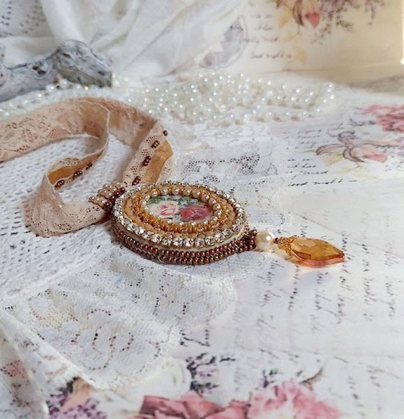Collana con ciondolo Reflets de Rosée, perle perlate, cristalli Swarovski e pizzo.
