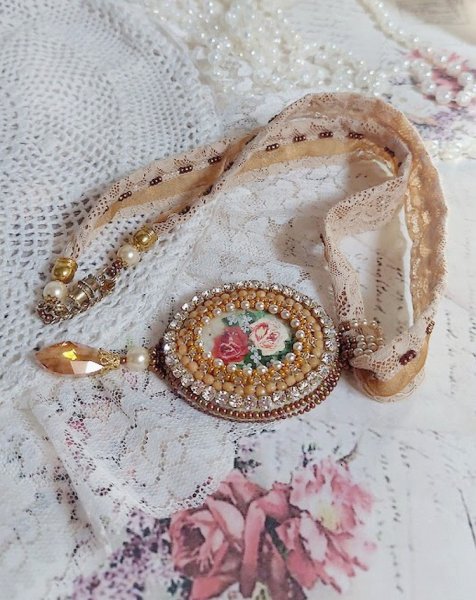 Collana con ciondolo Reflets de Ros&eacute;e, perle perlate, cristalli Swarovski e pizzo.