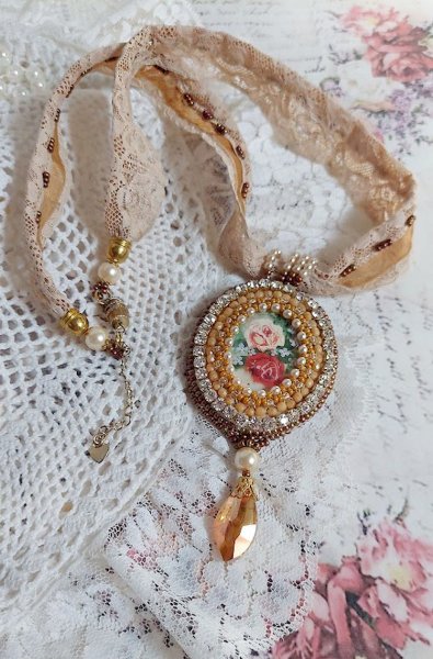 Collana con ciondolo Reflets de Ros&eacute;e, perle perlate, cristalli Swarovski e pizzo.