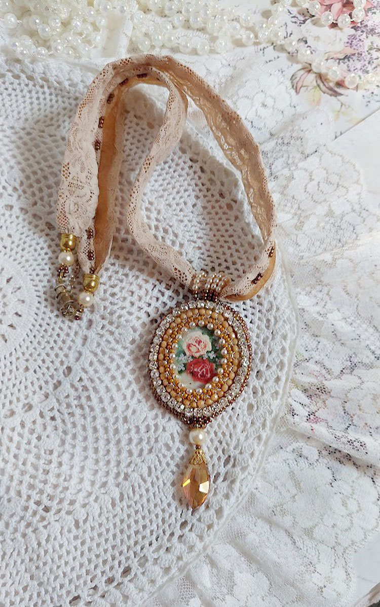 Collana con ciondolo Reflets de Rosée, perle perlate, cristalli Swarovski e pizzo.